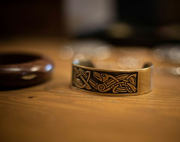 L'art du bracelet viking : symbole de force et d'élégance